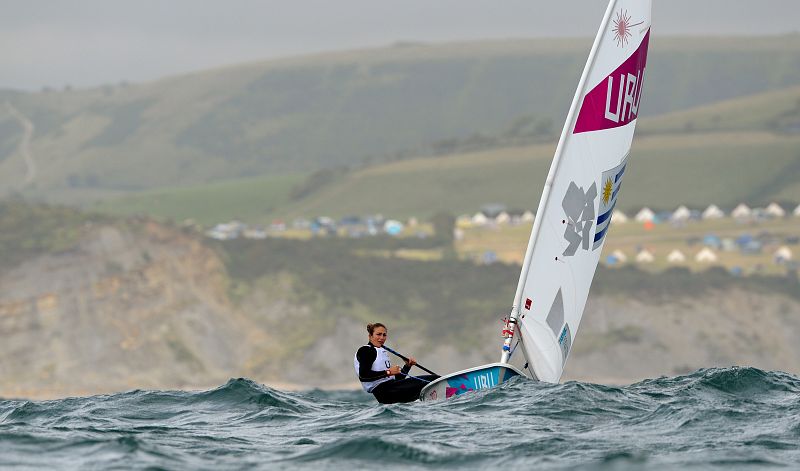 La uruguaya Andrea Foglia Costa disputa la regata clasificatoria en clase Laser, en Weymouth.