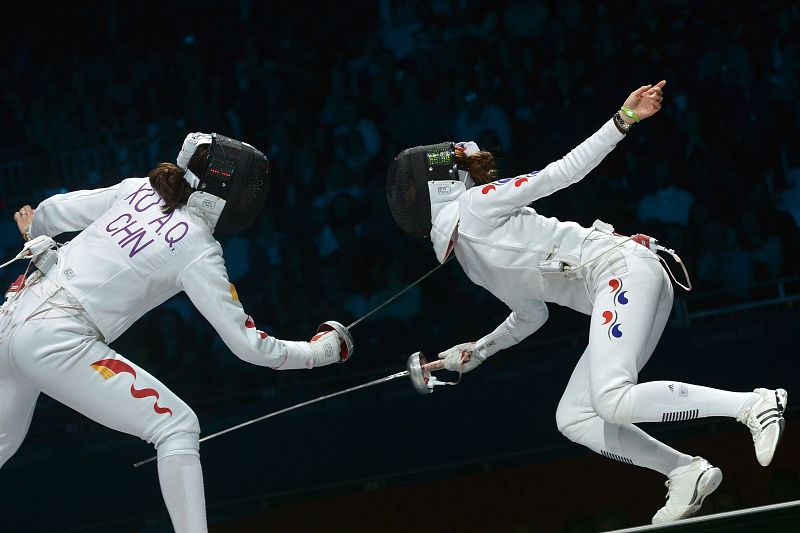 La china Xu Anqi se bate en duelo con la surcoreana Choi Injeong durante la final por equipo de espadas. Ganaron las chinas.