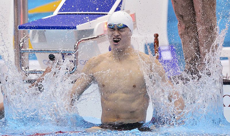 El chino Sun Yang celebra su medalla de oro en la prueba de 1500m. estilo libre acompañada por un récord del mundo.
