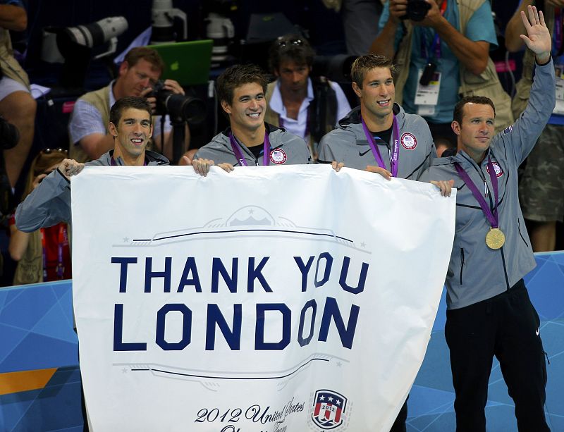 El equipo estadounidense de 4x100m. se despiden de Londres después de conseguir el oro.