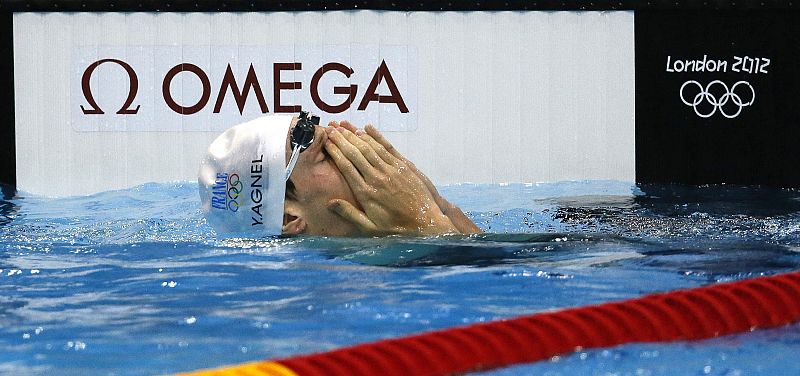 El francés Yannick Agnel celebra la medalla de oro tras su victoria en los 200 metros libres.