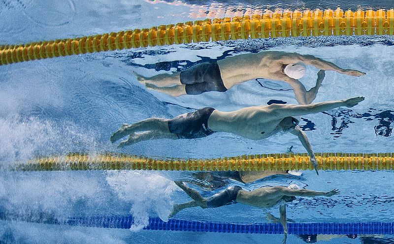 El nadador alemán Paul Biedermann compite en una de las series de 200 metros estilo libre masculinos.