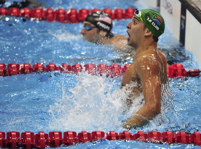 El nadador sudafricano Chad le Clos celebra su victoria en la final de los 200 metros mariposa de los Juegos.