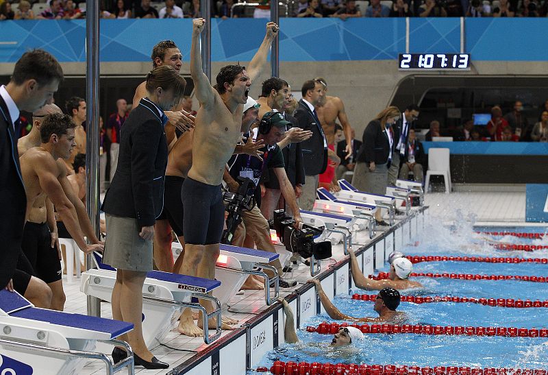 El francés Yannick Agnel llega el primero en la prueba de los 4x100 mt. estilo libre para alegría de sus compañeros y tristeza de los estadounidenses.