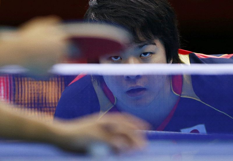 La japonesa Seiya Kishikawa espera un servicio deTang Peng ,en los cuartos de final femeninos de tenis de mesa.