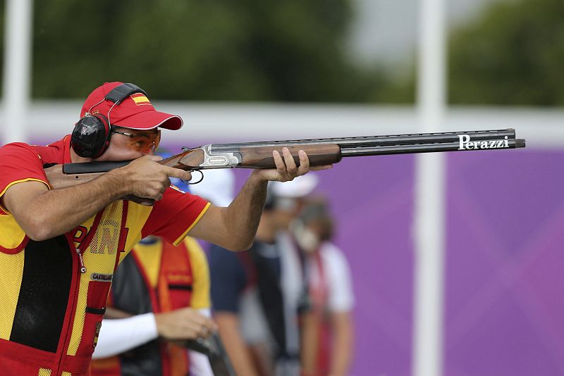 El tirador español Jesús Serrano dispara su rifle en la prueba de tiro olímpico en foso