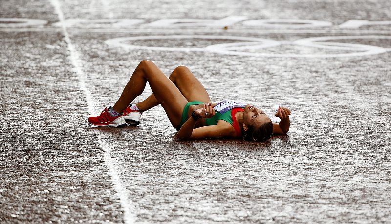 La atleta portuguesa Ana Dulce Felix se tiende en el suelo tras cruzar la meta del maratón femenino.