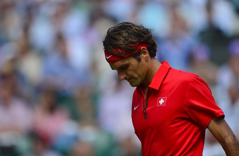 Roger Federer se marcha, cabizbajo tras su derrota en la final de tenis masculino.