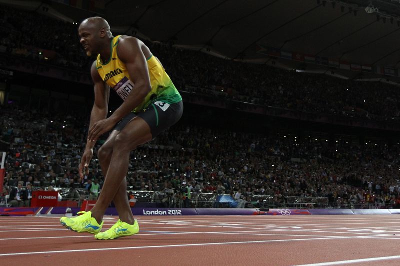 Asafa Powell llegó dolorido a la meta tras lesionarse en el comienzo de la prueba.