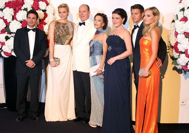 Los príncipes de Mónaco posan ante las cámaras antes de su entrada al baile de la Cruz Roja.