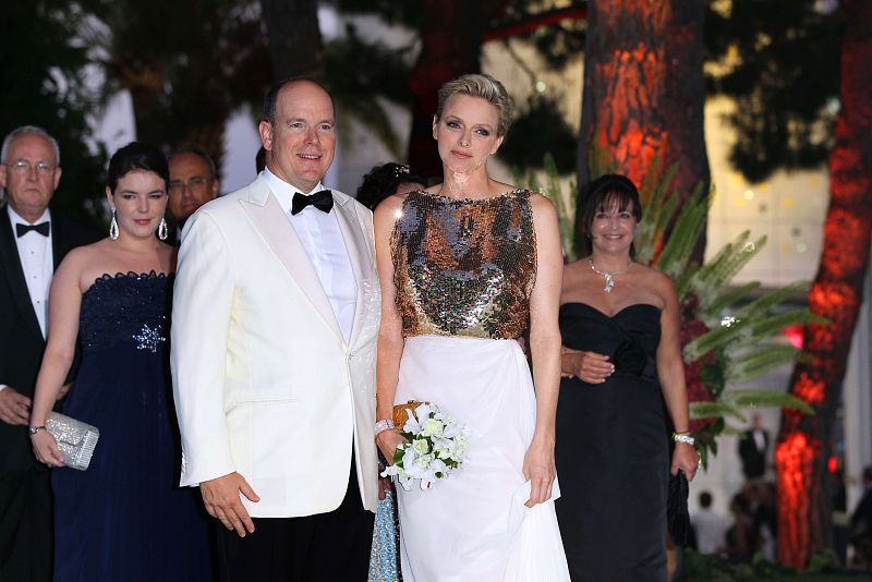Los príncipes de Mónaco, Alberto y Charlene, presidieron este fin de semana la 64 edición del baile de la Cruz Roja, celebrado en el Sporting Club de Montecarlo.