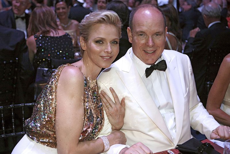 A pesar de que al baile de la Cruz Roja acudieron numerosas caras conocidas, sí que muchos echaron en falta la presencia de las hermanas de Alberto, las princesas Carolina y Estefanía.