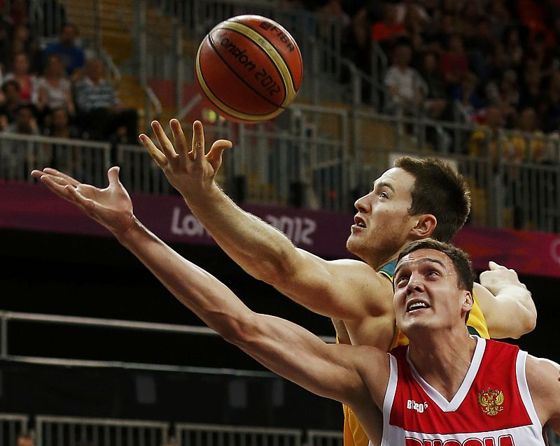 Sasha Kaun de Rusia disputa el balón con Aron Baynes de Australia durante el partido de la ronda preliminar Grupo B de baloncesto.