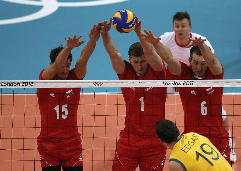 Edgar de Australia (abajo) contra el polaco Lukasz Zygadlo,Piotr Nowakowski y Bartosz Kurek durante el partido de voleibol masculino perteneciente a Grupo A.