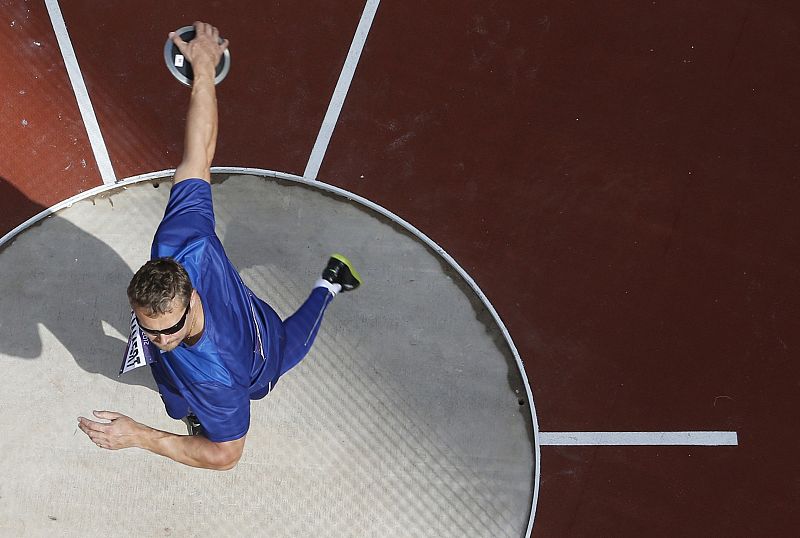 El estoniano Aleksander Tammert compite en las series de clasificación de lanzamiento de disco.