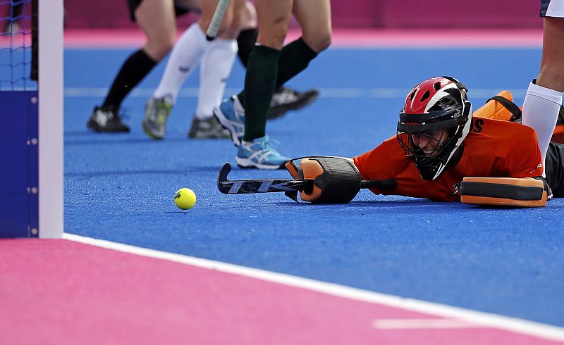 Amy Tran-Swensen de la selección estadounidense intenta evitar un gol en un partido de hockey hierba en el Rivrbank Arena.