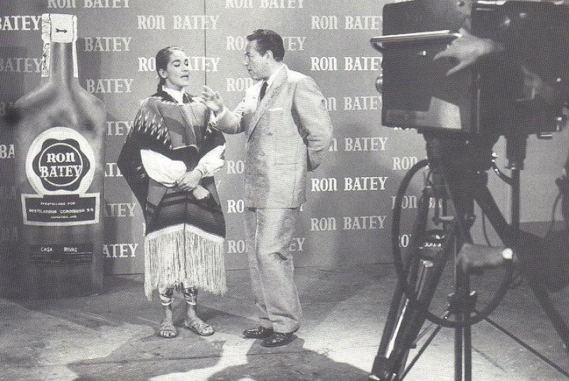 Chavela Vargas junto al periodista mexicano Paco Malgesto.