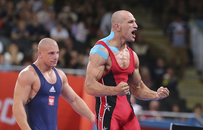 El luchador egipcio Karam Mohamed Gaber Ebrahimo (d) celebra su victoria contra el luchador polaco Damian Janikowski en la semifinal de lucha greco-romana de 84kg masculina.