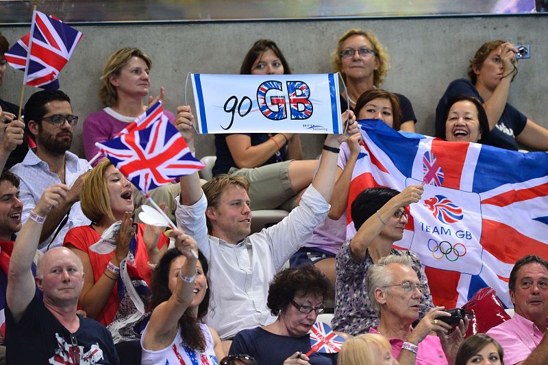 Fans ondeando la bandera de Gran Bretaña, la anfitriona de estos Juegos.