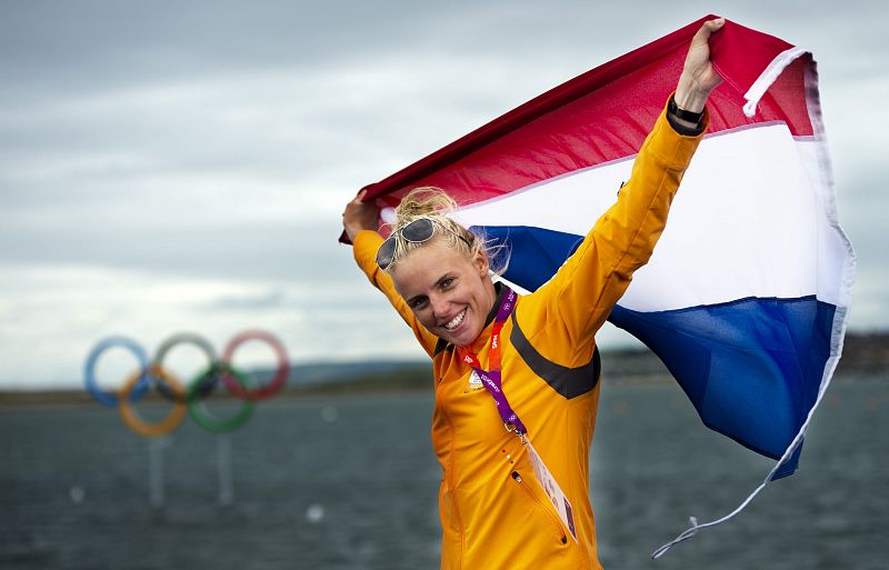La regatista holandesa Marit Bouwmeester sonríe después de ganar la medalla de plata en la 'Medal Race' de láser radial femenino disputado en Weymouth.