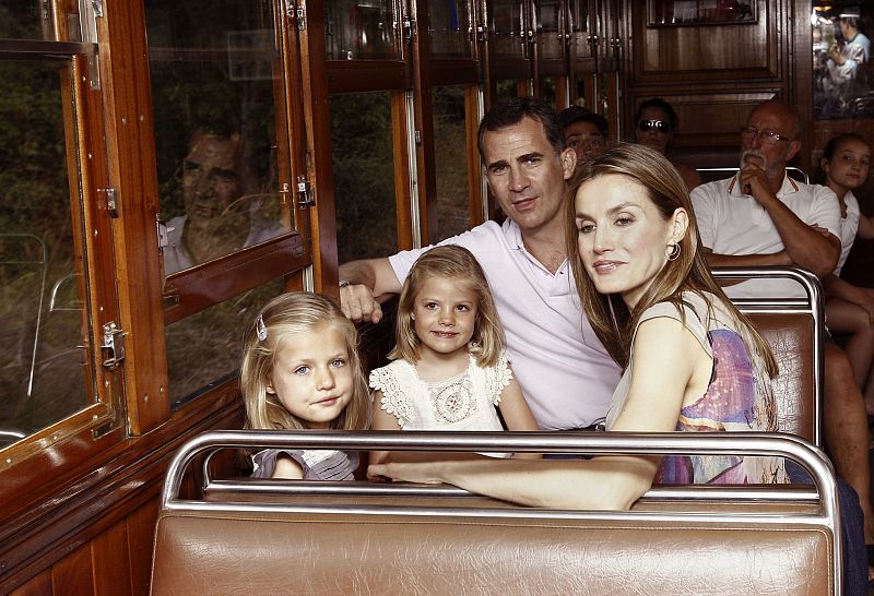 Los príncipes de Asturias y sus hijas en el tren turístico Sóller