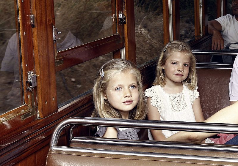 Las infantas Leonor y Sofía en el interior del tren turístico Sóller