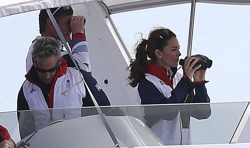 La duquesa Catalina de Cambridge, observa la final por el oro de la clase láser de vela de los Juegos olímpicos Londres 2012 disputada en Weymouth.