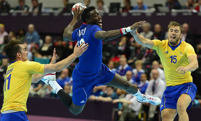 El lateral derecho francés, Luc Abalo, salta para lanzar durante el encuentro con Suecia.