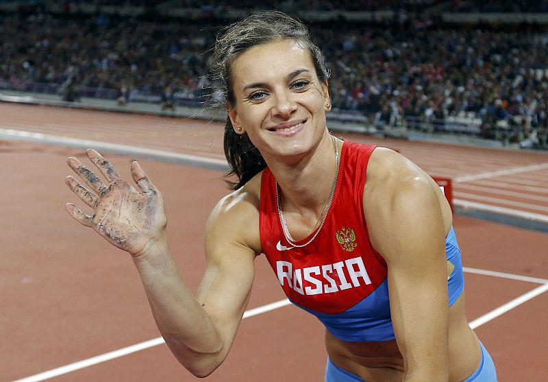 Isinbayeva saluda durante la competición de salto con pértiga.