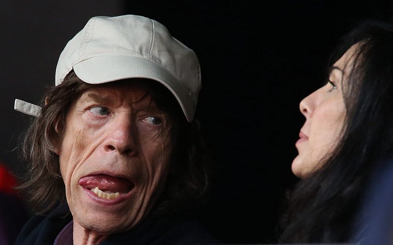 El cantante británico Mick Jagger y la diseñadora estadounidense L'Wren Scott asisten como aficionados a una de las pruebas de atletismo de los Juegos de Londres 2012.