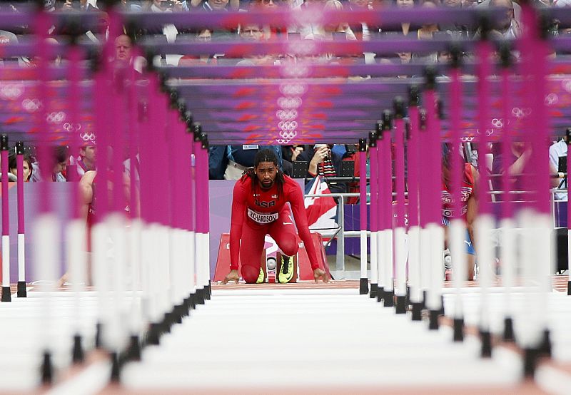 El estadunidense Jason Richardson preparado para empezar la  competición masculina de 110 metros con vallas  de la primera ronda en los Juegos Olímpicos.