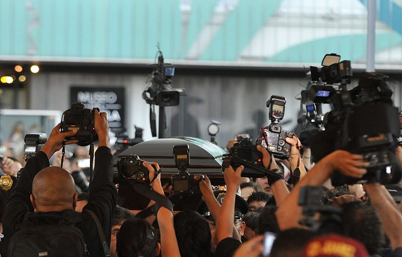 CIENTOS DE PERSONAS DESPIDEN A CHAVELA VARGAS