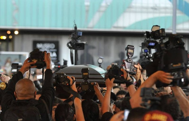 CIENTOS DE PERSONAS DESPIDEN A CHAVELA VARGAS