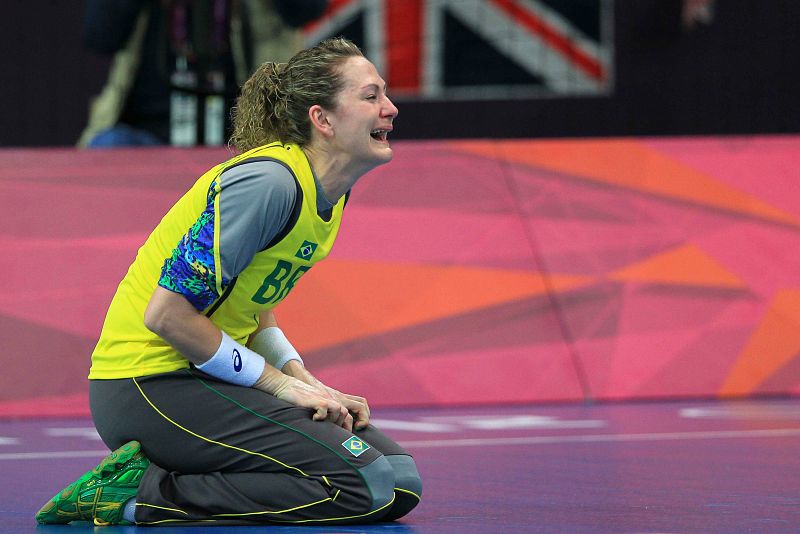La guardameta de Brasil Shana Masson llorando tras su derrota ante Noruega, en cuartos de final del torneo olímpico de balonmano.