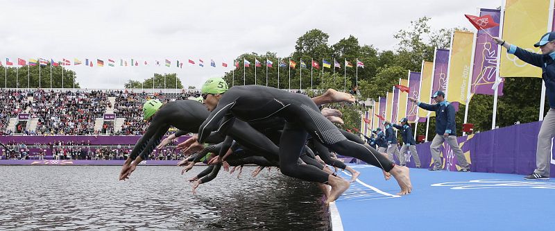 Los triratletas se lanzan al lago de Hyde Park para disputar la prueba olímpica, una de las más duras.