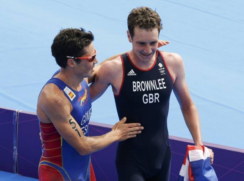 Gómez Noya felicita a Alistair Brownlee, nuevo campeón olímpico.        