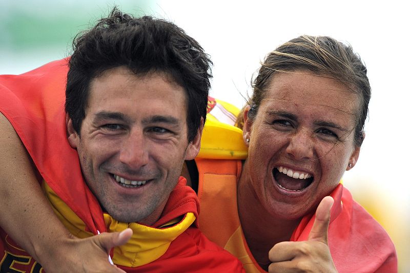 La regatista española Marina Alabau Neira abraza a su entrenador