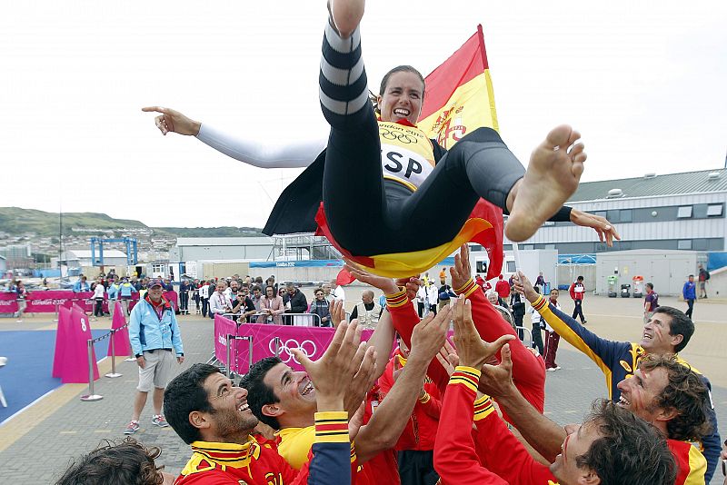 Los compañeros mantean a la española Marina Alabau tras ganar el oro en la final de RS:X.