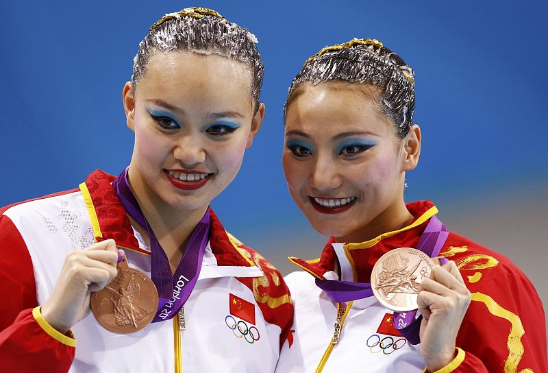 China's Huang Xuechen (L) and Liu Ou pose with their bronze medals during the synchronised swimming duets victory ceremony at the London 2012 Olympic Games at the Aquatics Centre