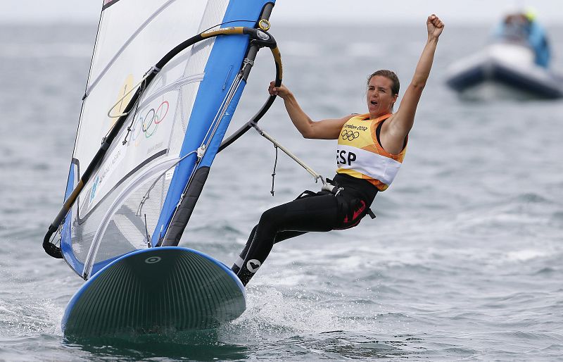 La española Marina Alabau campeona olímpica de RS-X celebra su victoria llegando a la meta.