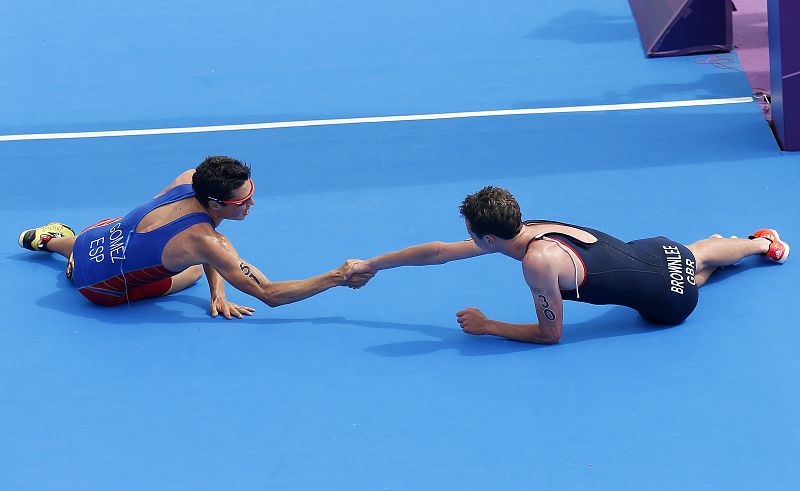 El triatleta español Javier Gomez,plata, y el ganador de la prueba Alistair Brownlee, de Gran Bretaña