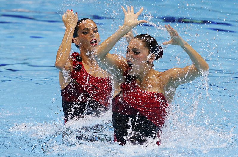 La pareja de natación sincronizada por Ona Carbonell y Andrea Fuentes en mitad de su ejercicio.ntre