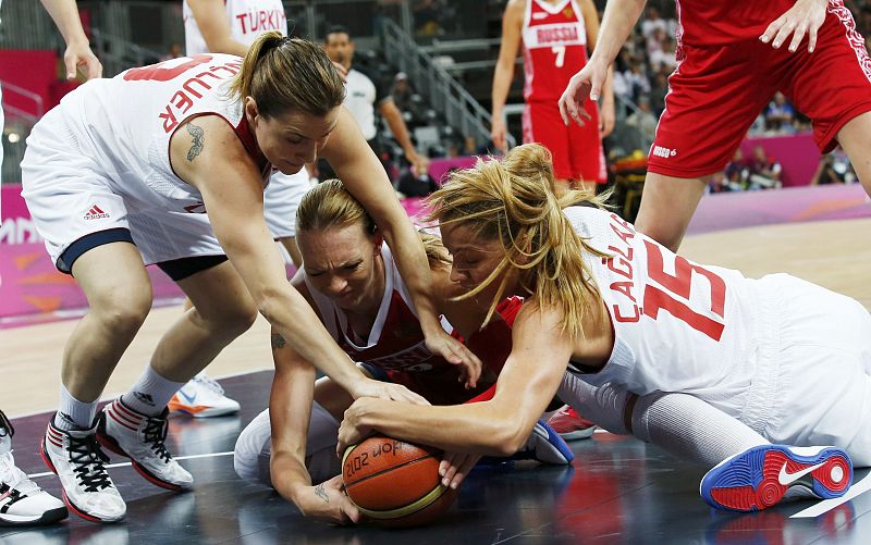 La rusa Irina Osipova , y las turcas Esmeral Tuncluer y Bahar Caglar pelean por el balón.