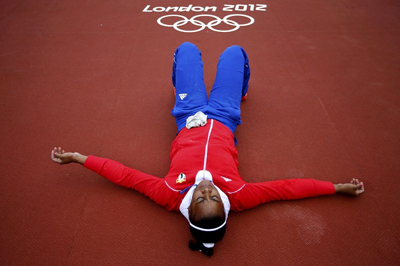 La atleta Yipsi Moreno de Cuba se relaja antes de competir en la clasificación femenina de lanzamiento de martillo de los Juegos.