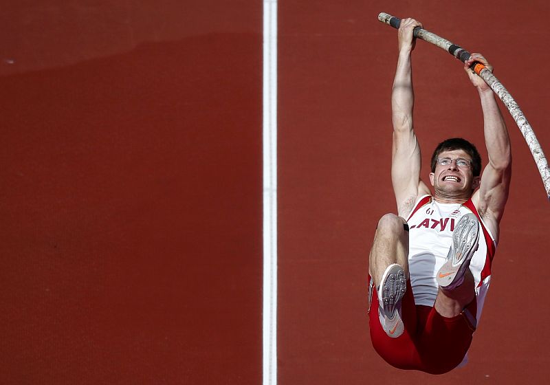 El atleta Mareks Arents de Letonia competiendo en el salto con pértiga de la clasificación masculina en los Juegos.