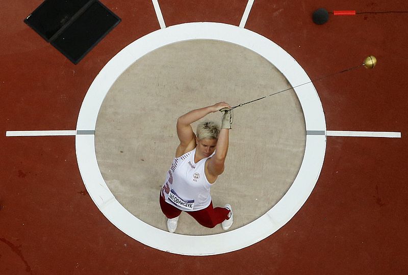 Anita Wlodarczyk de Polonia competiendo en el lanzamiendo de martillo de la calificación femenina en los Juegos Olímpicos de Londres.