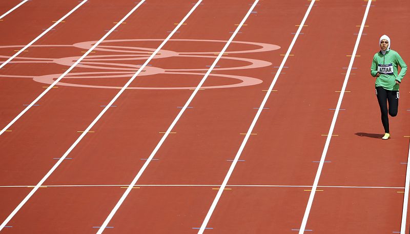 Sarah Attar de Arabia Saudita antes de competir en los 800 metros de la ronda femenina durante los Juegos.