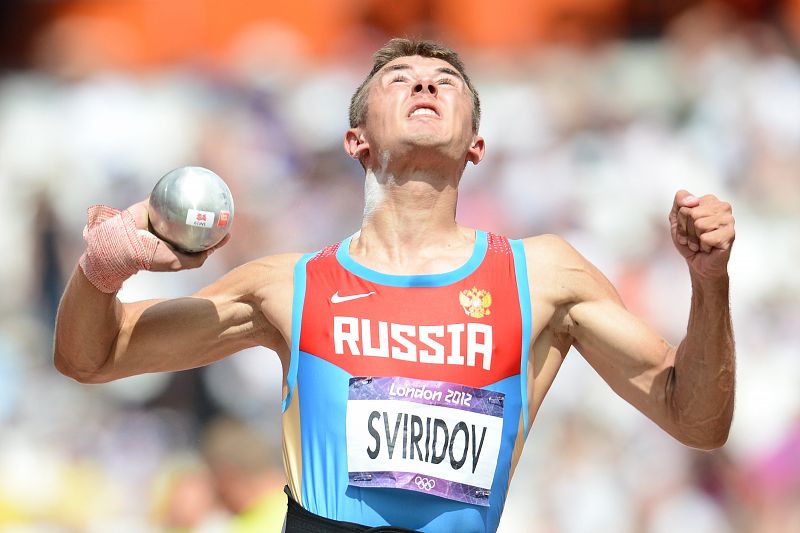 El atleta ruso Sergey Sviridov compite en tiro en la ronda de clasificación masculina en el evento de atletismo de los Juegos.