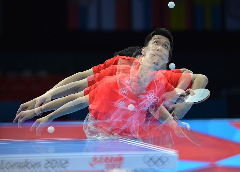 Este cuadro muestra la exposición múltiple de Jiang Tianyi de Hong Kong al devolver una pelota del alemán Timo Boll en  la competición de tenis de mesa por equipos para conseguir la medalla de bronce.