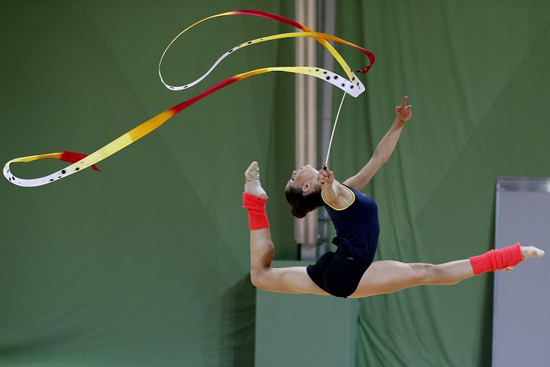 La gimnasta Carolina Rodríguez, única representante española en gimnasia rítmica individual, entrena en el Wembley Arena de Londres.
